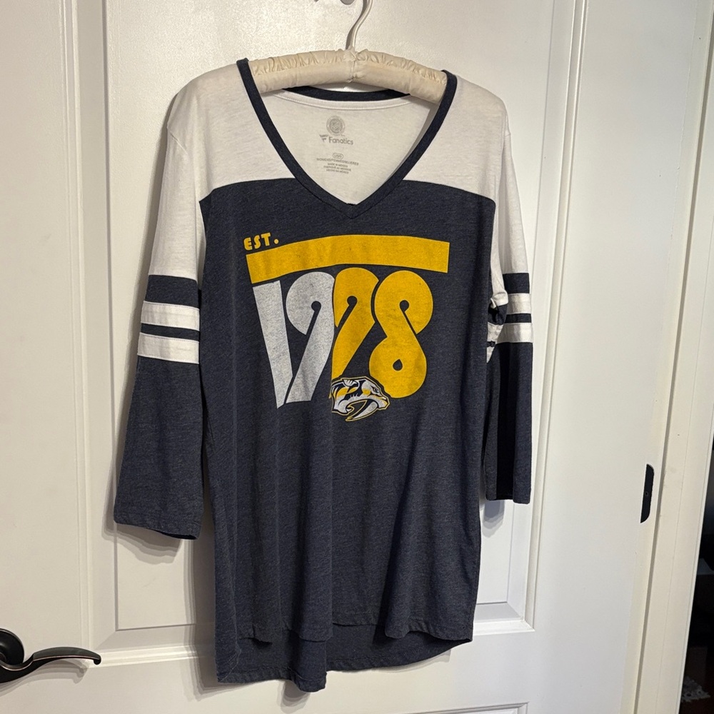 Nashville Preds Hockey Fanatics Brand Women's Tee SZ L.